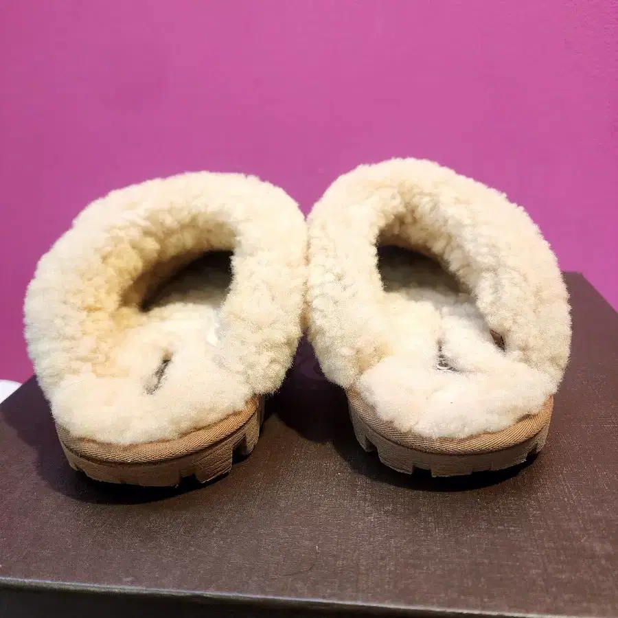 UGG 슬리퍼/EU39 (245)