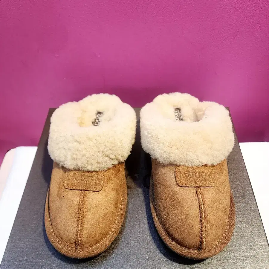 UGG 슬리퍼/EU39 (245)