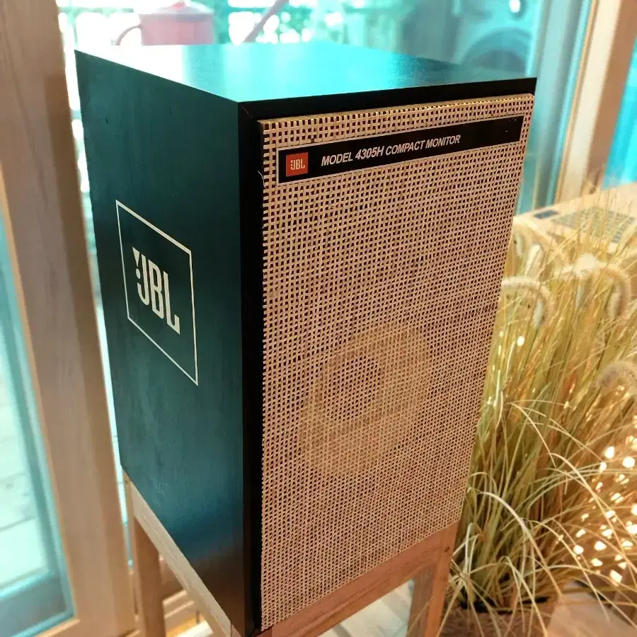 jbl4305h스피커 +원목스텐드+라탄그릴