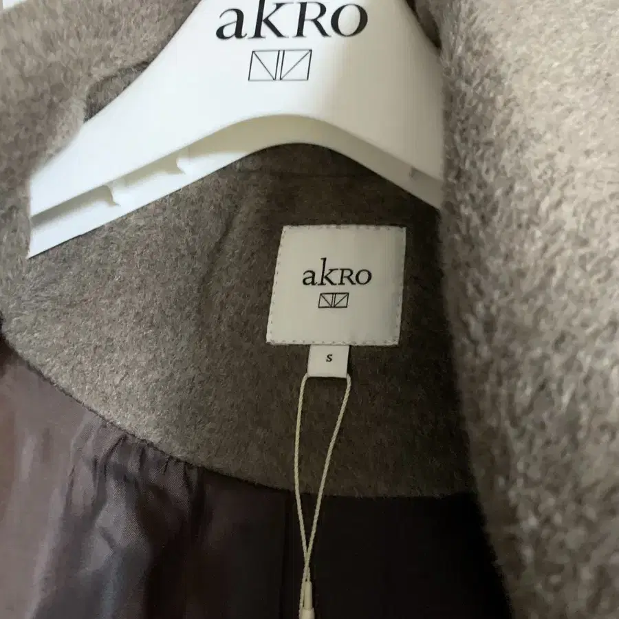 [새상품] akro 아크로 셔링 슬리브 후디드 울 블렌드 앙고르 코트 브