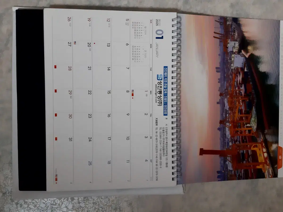 Desk calendar for 2025 (Korean, US, Japanese, Chinese holidays shown)