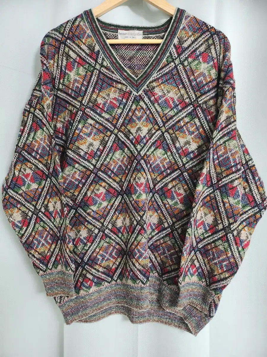 V-neck knit, size 100 or so