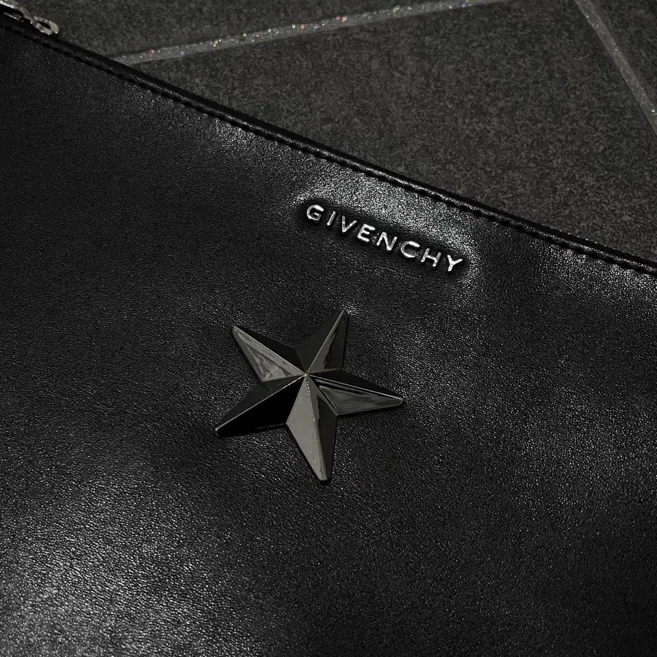 GIVENCHY 지방시 스타 메탈 로고 레더 클러치백 가방