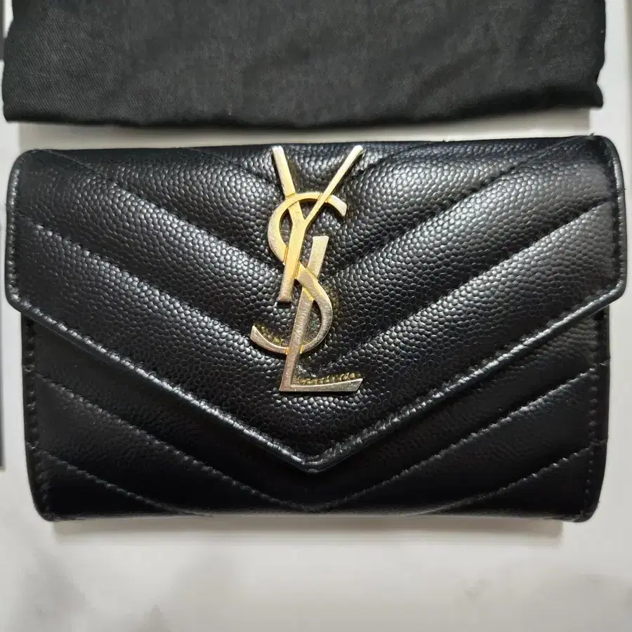 입생로랑 ysl 금장 모노그램 엔젤로프 카드지갑 블랙