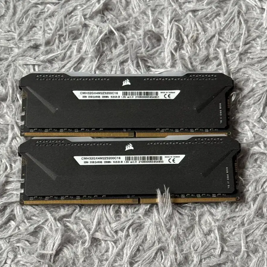 벤젠스 ddr4 32(16x2) 램 팝니다..!