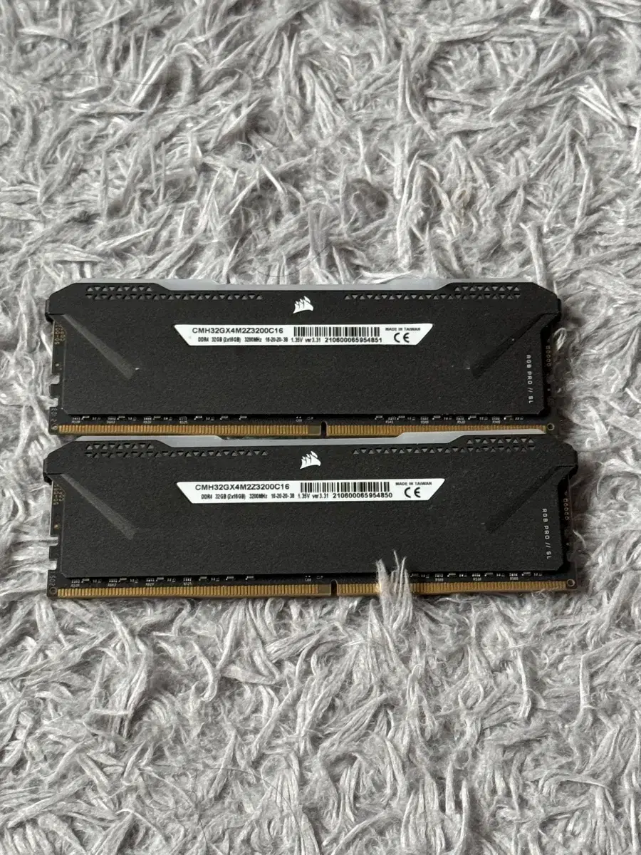 벤젠스 ddr4 32(16x2) 램 팝니다..!