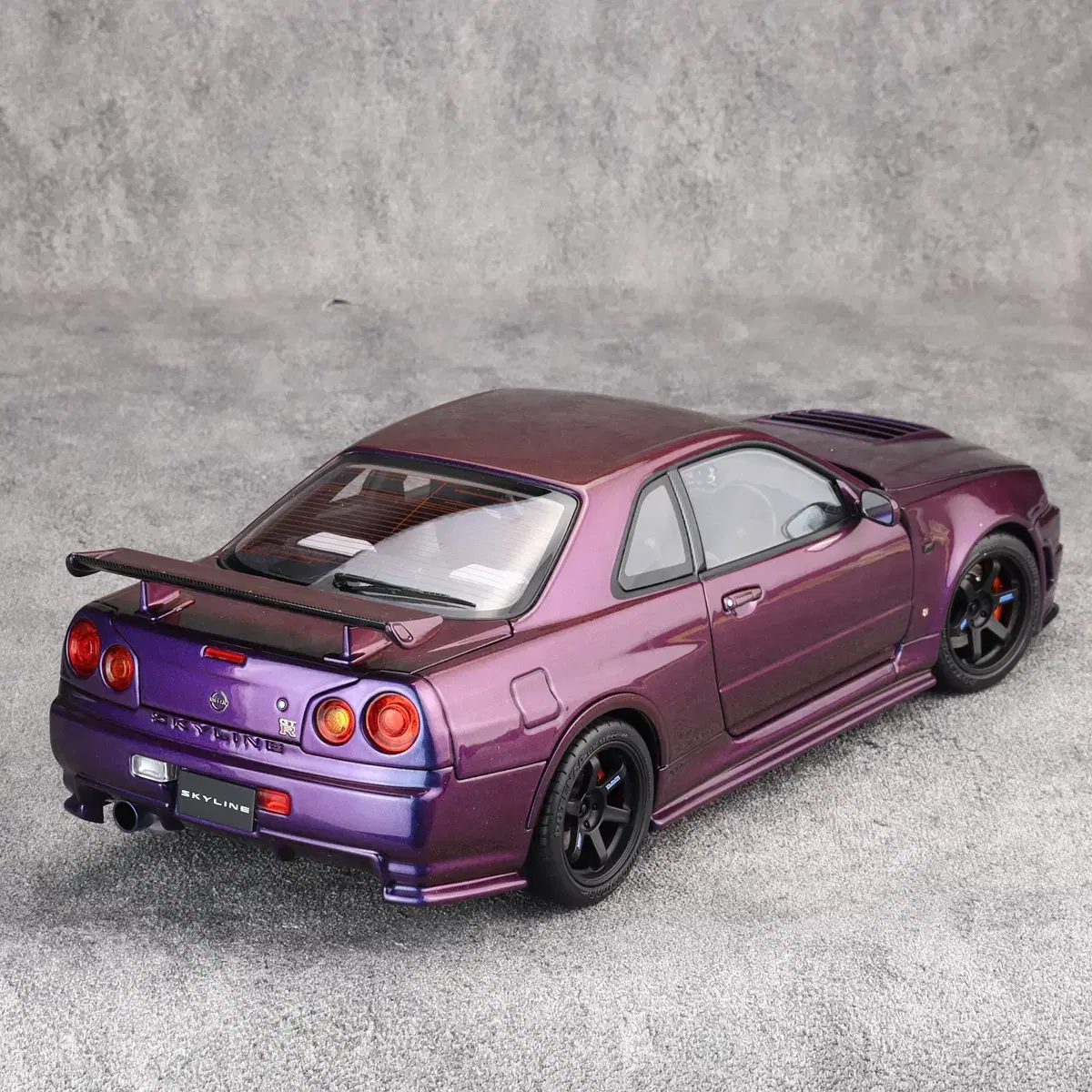 1:18 모터헬릭스 닛산 스카이라인 GT-R (R34) Nismo CRS