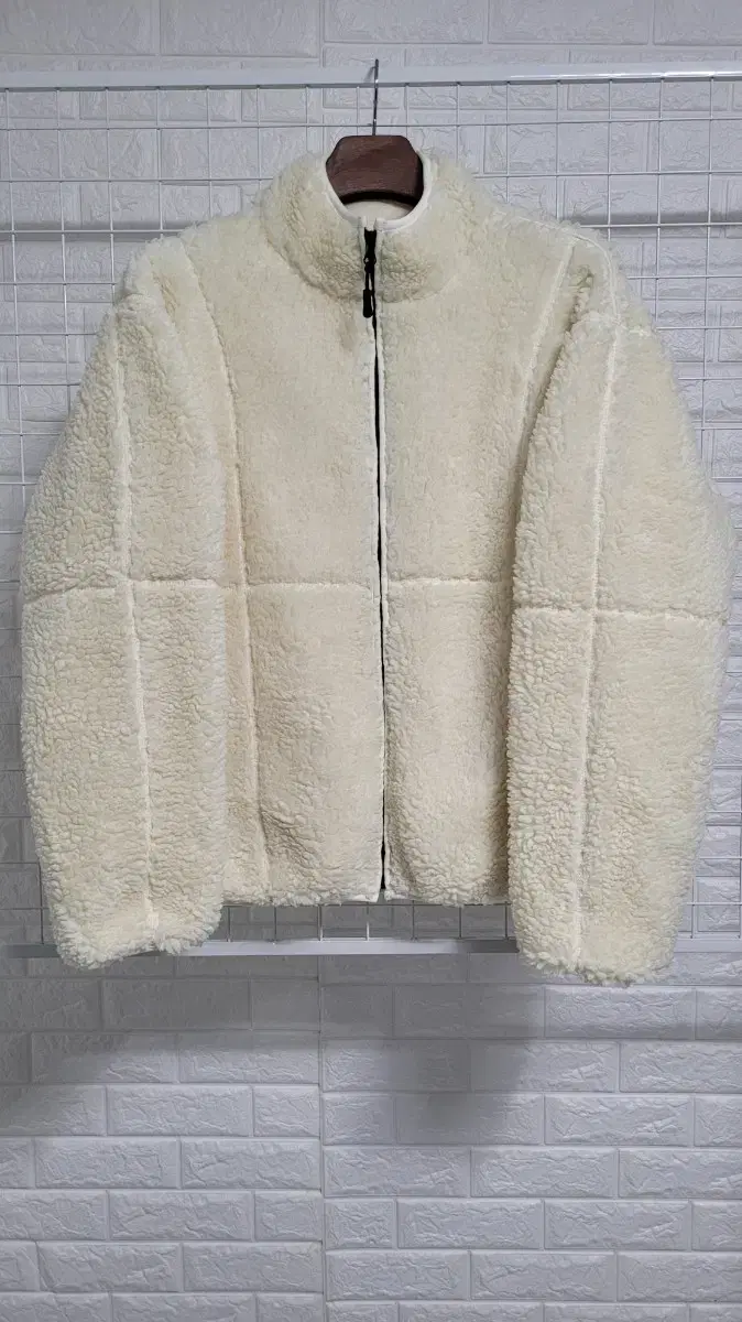 [100]No manual ivory cream back big logo detail overfit puffer jacket L