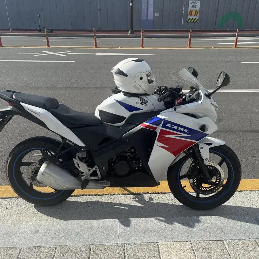 오토바이 cbr125