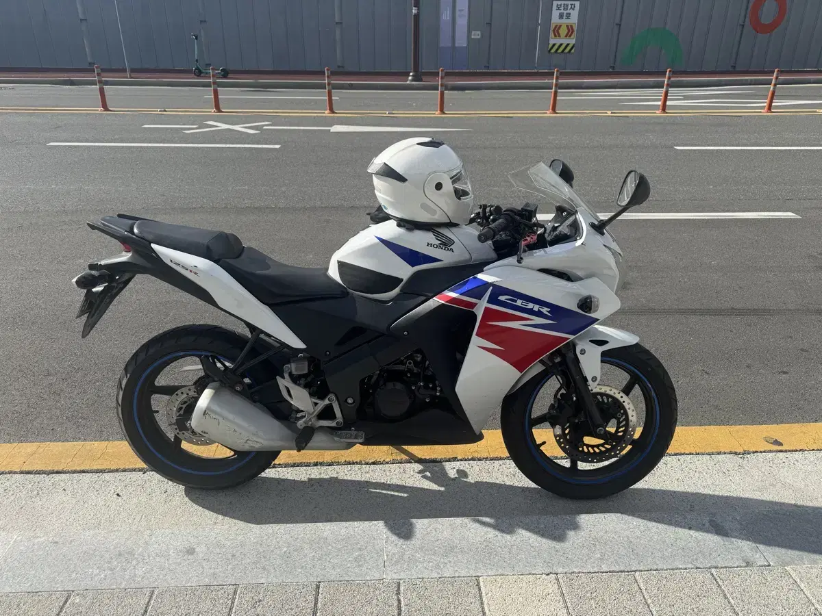 오토바이 cbr125