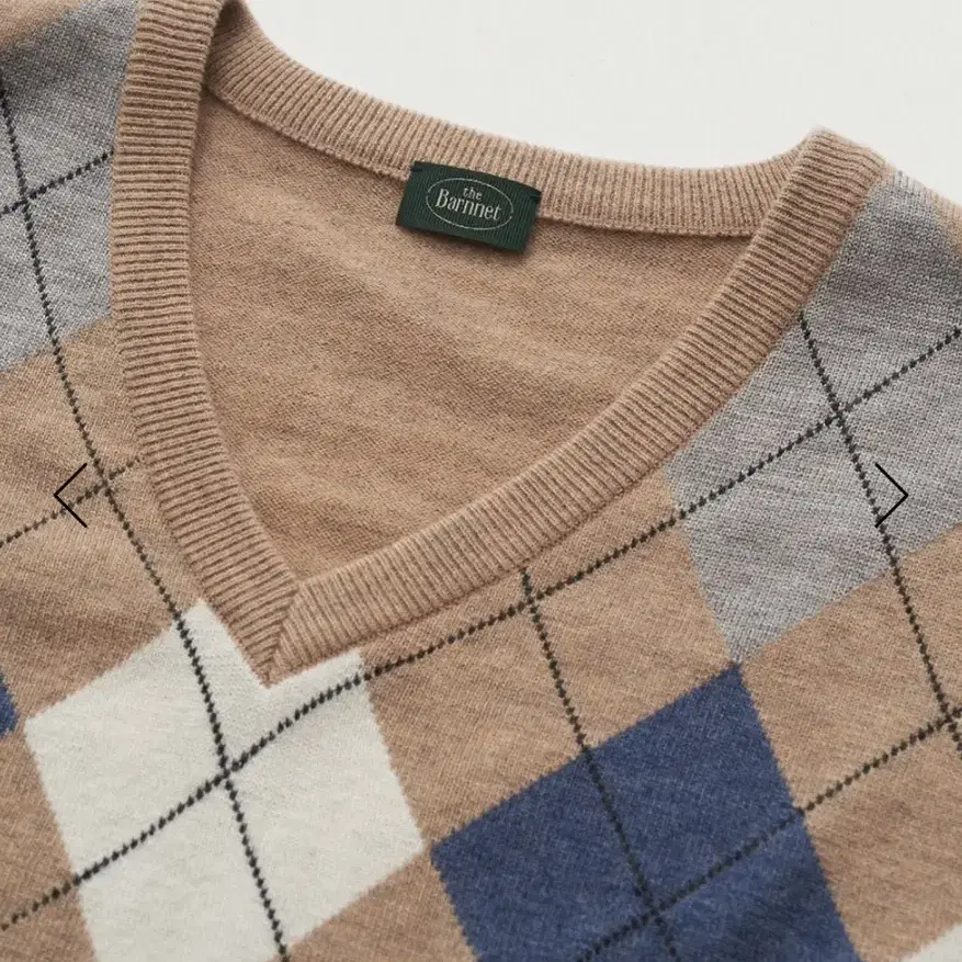 더바넷 Beige Stewart Argyle V-Neck knit