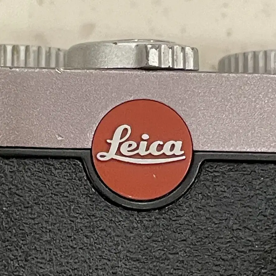 LEICA X