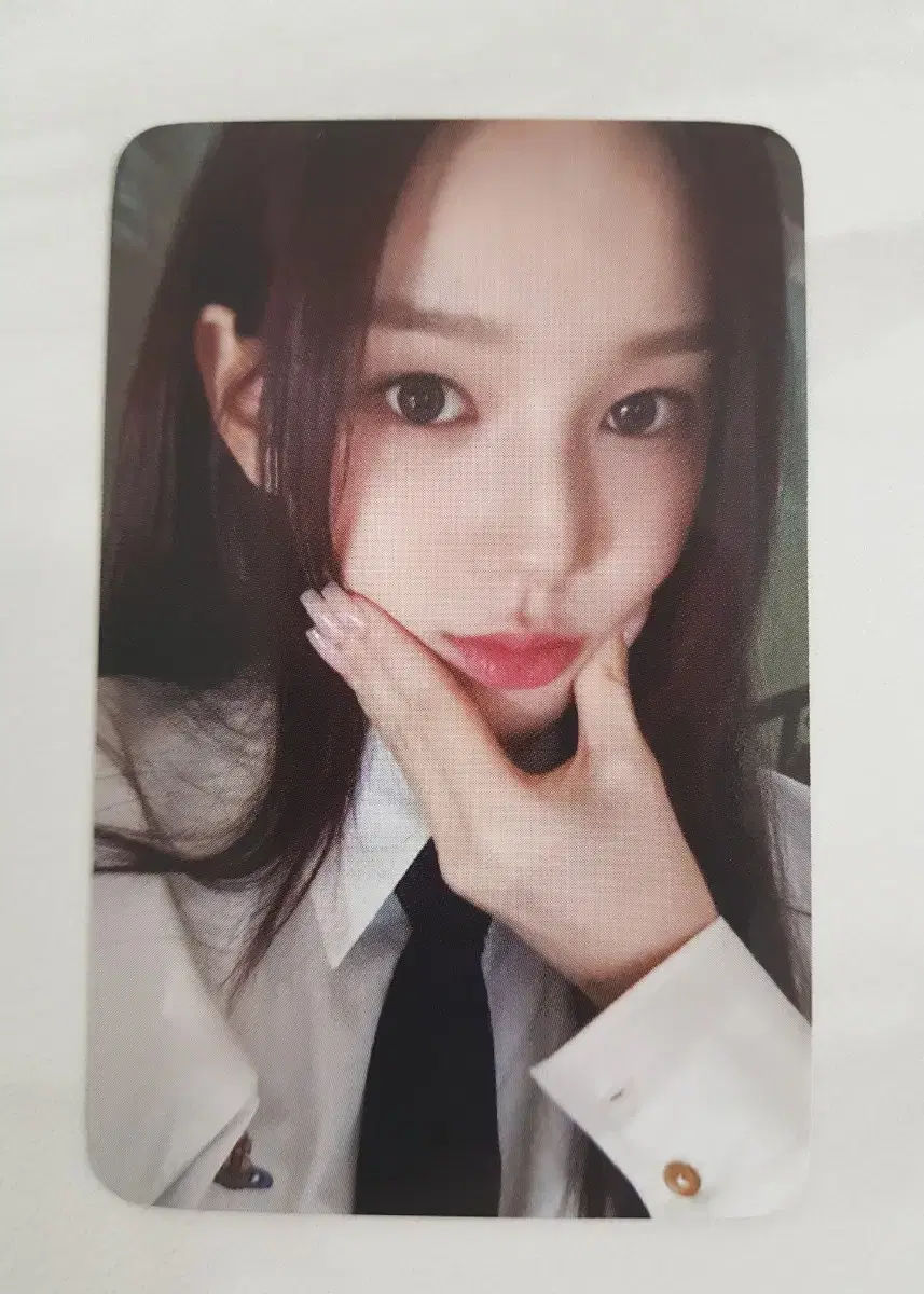 Izuna Yusarang sells unreleased photocard 