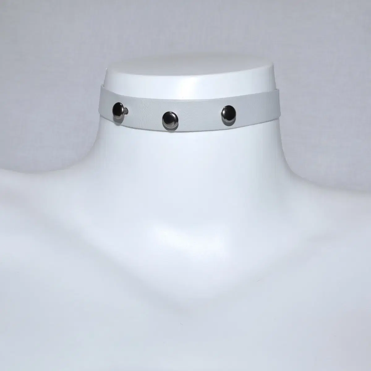 Stud detail choker