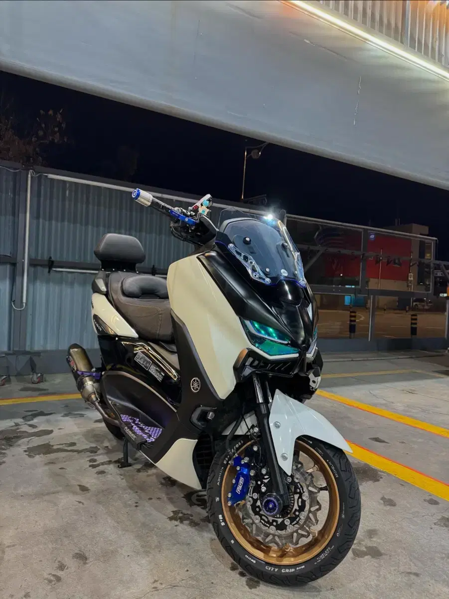 Nmax125 팝니다.