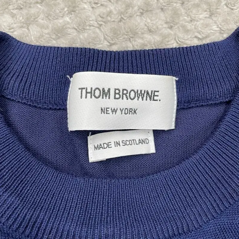 THOM BROWNE 라운드 니트 A00586