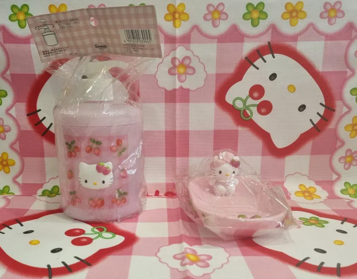 Classic Kitty Strawberry Kitty Soap Tray Storage Box Strawberry Mat Set