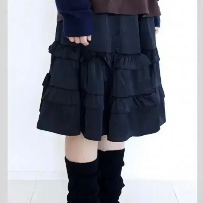 (구해요) 샵페어리 silky frill flare skirt 블랙