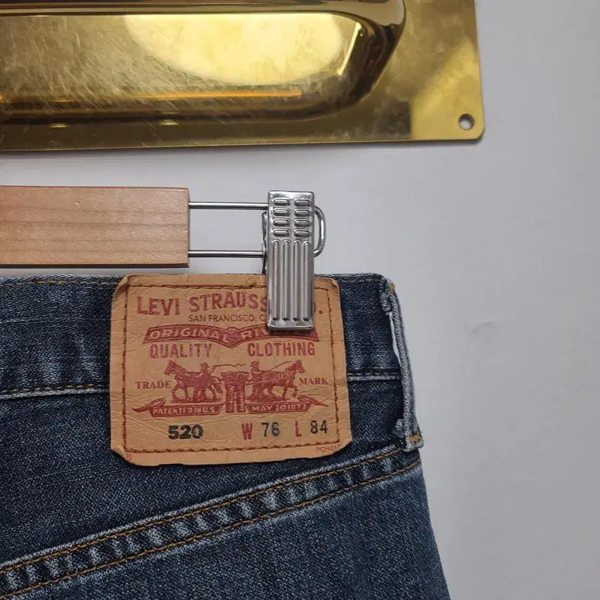 [LEVIS] 남성 520 와이드핏 데님팬츠 76