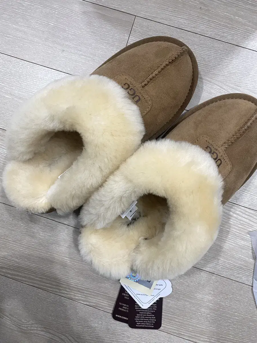 UGG 어그 털 슬리퍼 250 39 팝니다 체스넛 색상