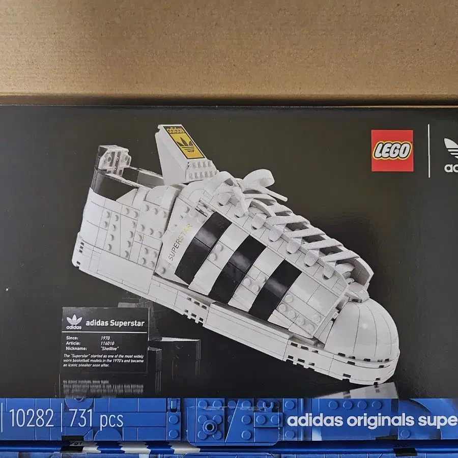 Lego 10282 2EA 판매합니다.