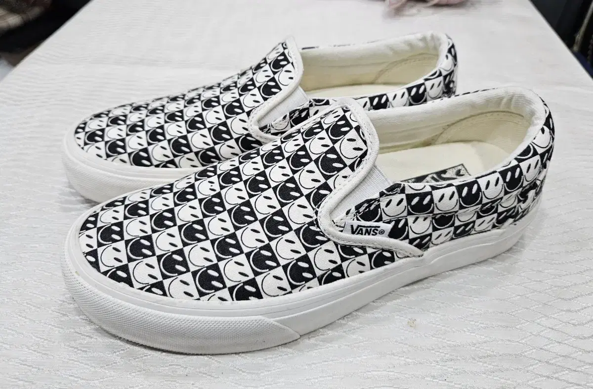 Vans Slip-On VR3 Low-Top Sneakers 270