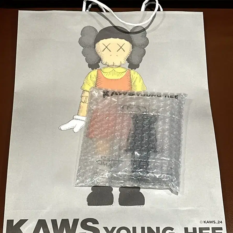 [한정판] KAWS X 오징어게임 YOUNG-HEE 영희 키링 블랙