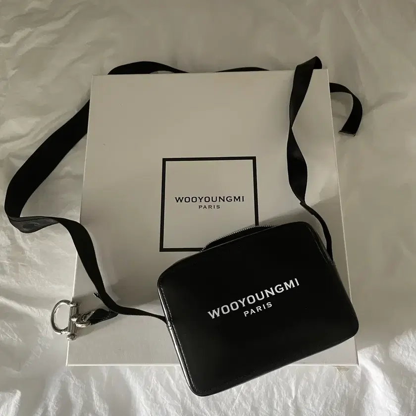 【関税込み】WOOYOUNGMI ブラック Line Embroidered フーディ a_1c22fa4247bd4c1e93f0efee5c7a
