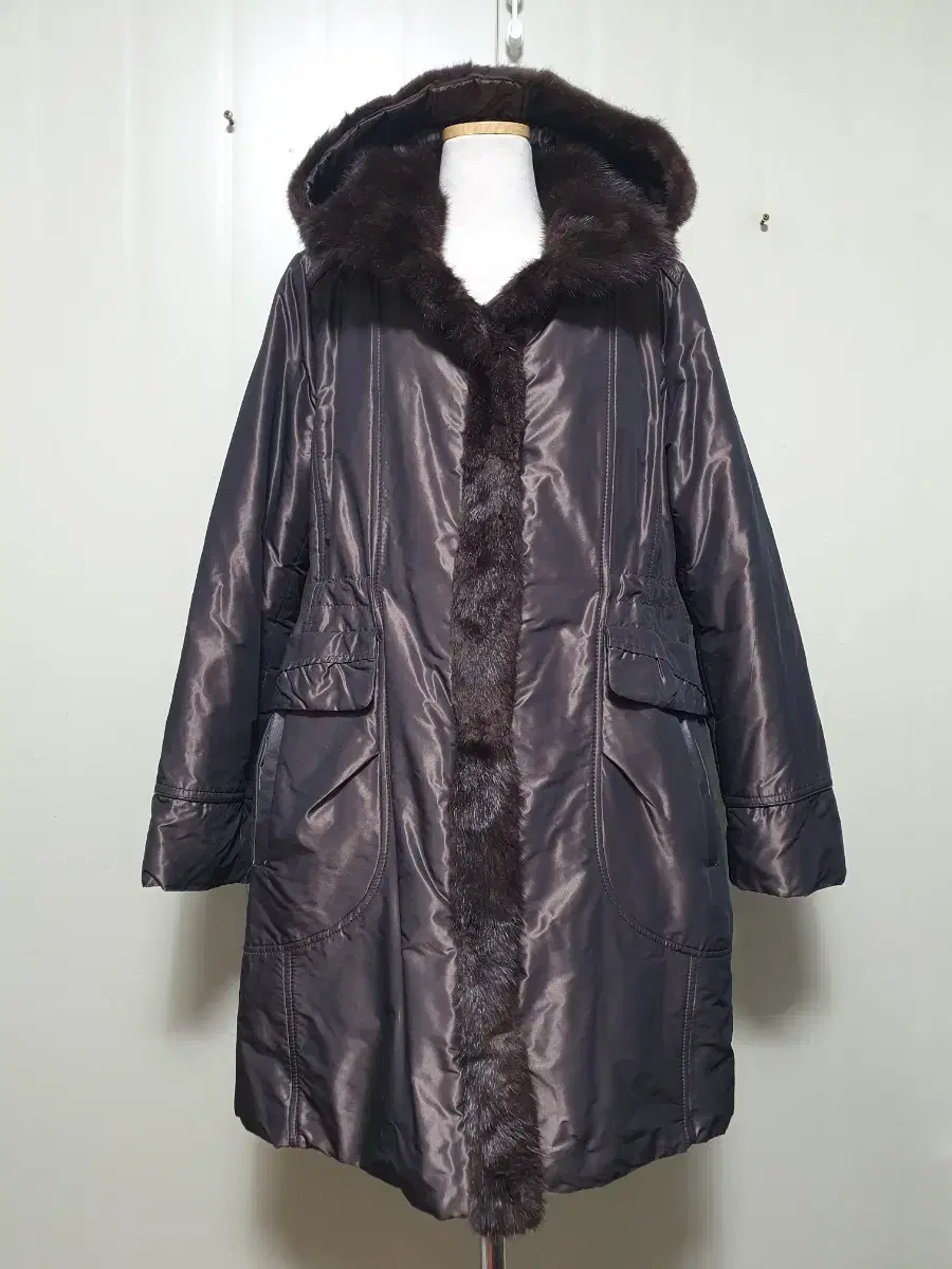 Three-lamb fur muscat sheepskintrimmed with rabbit hairLined with long padding.Coat