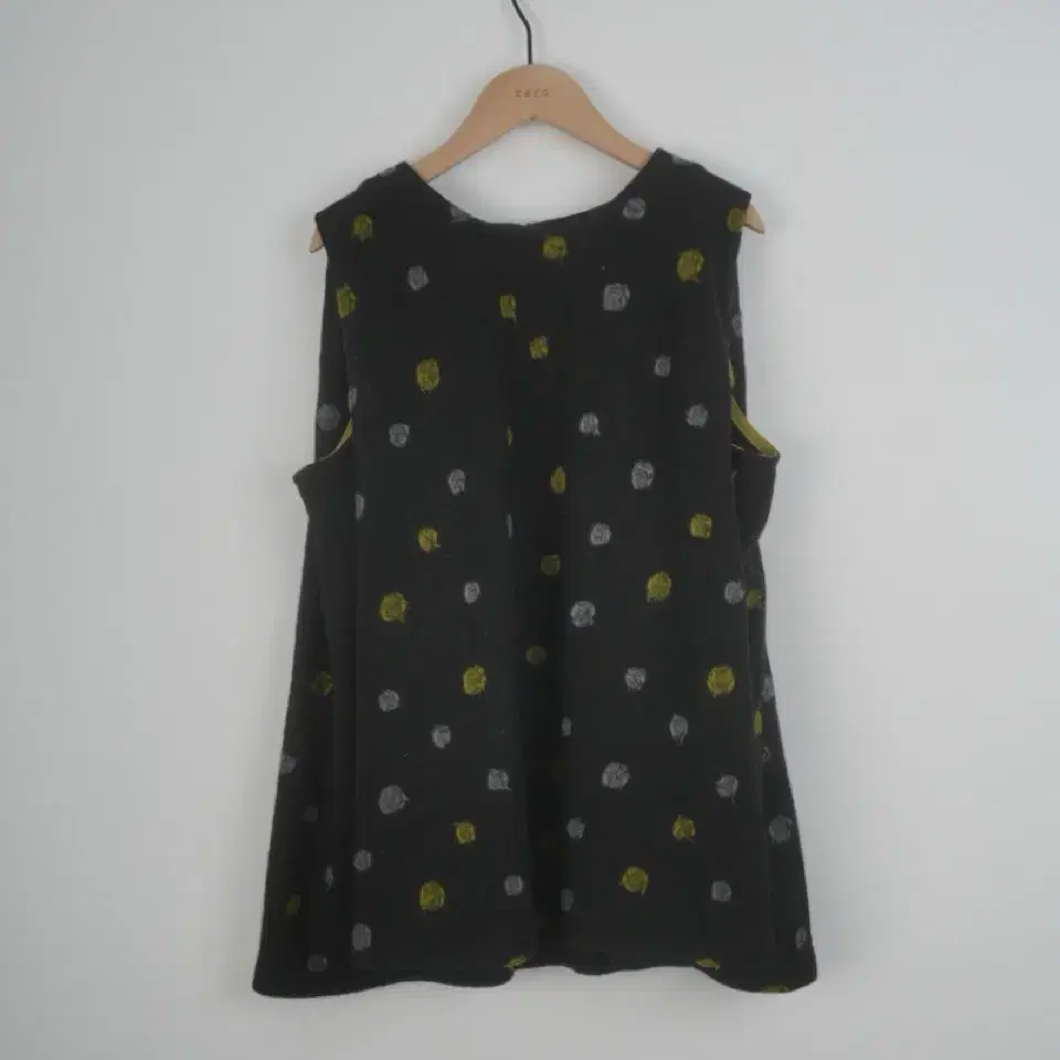 Dot woolen vest