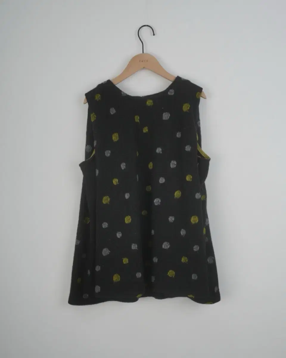 Dot woolen vest