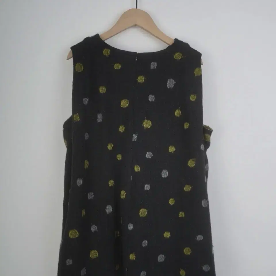 Dot woolen vest