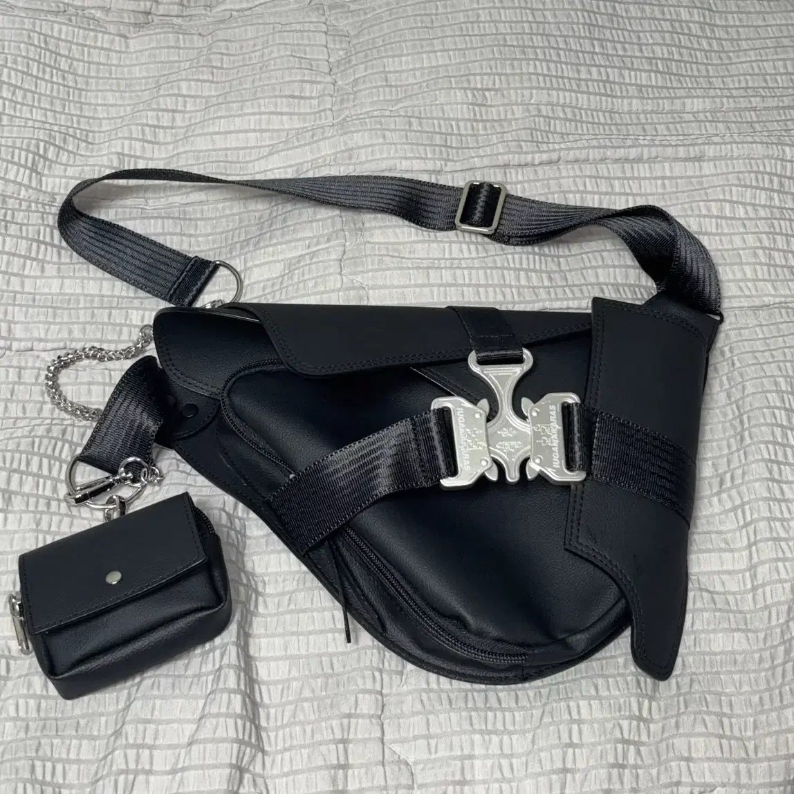 이우가마카라스 Triple Covered Crow Buckle bag