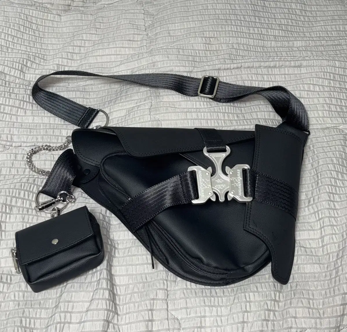 이우가마카라스 Triple Covered Crow Buckle bag