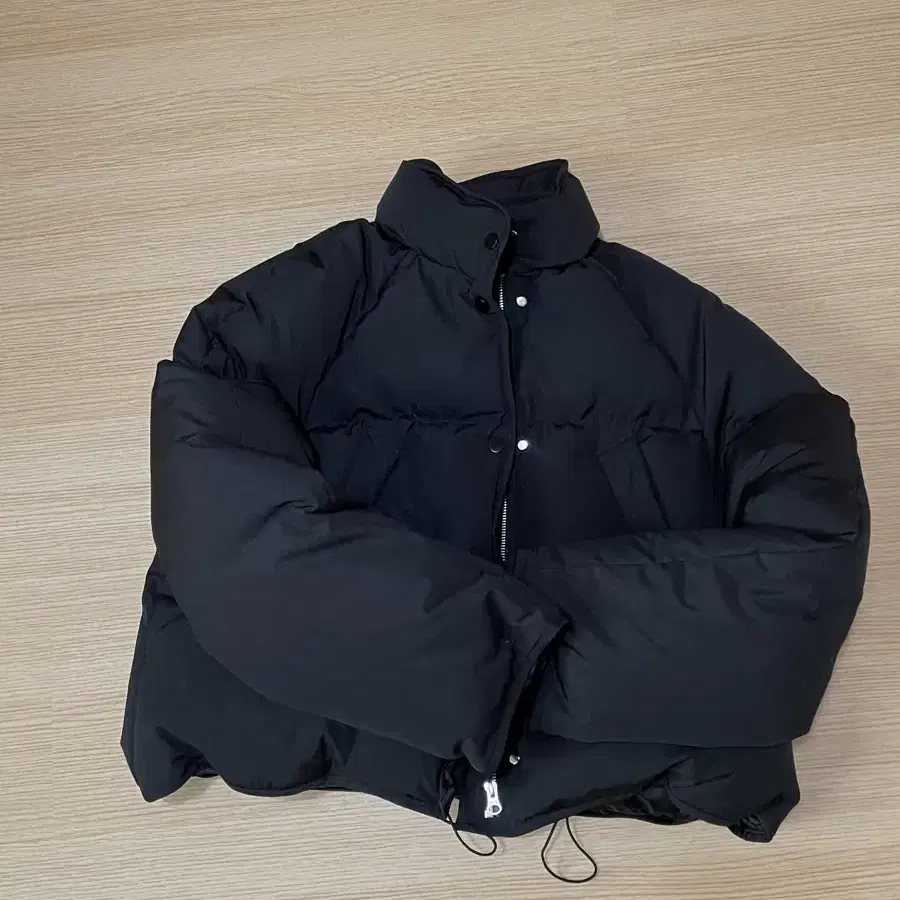 낫띵리튼 패딩 Cropped string puffer jacket