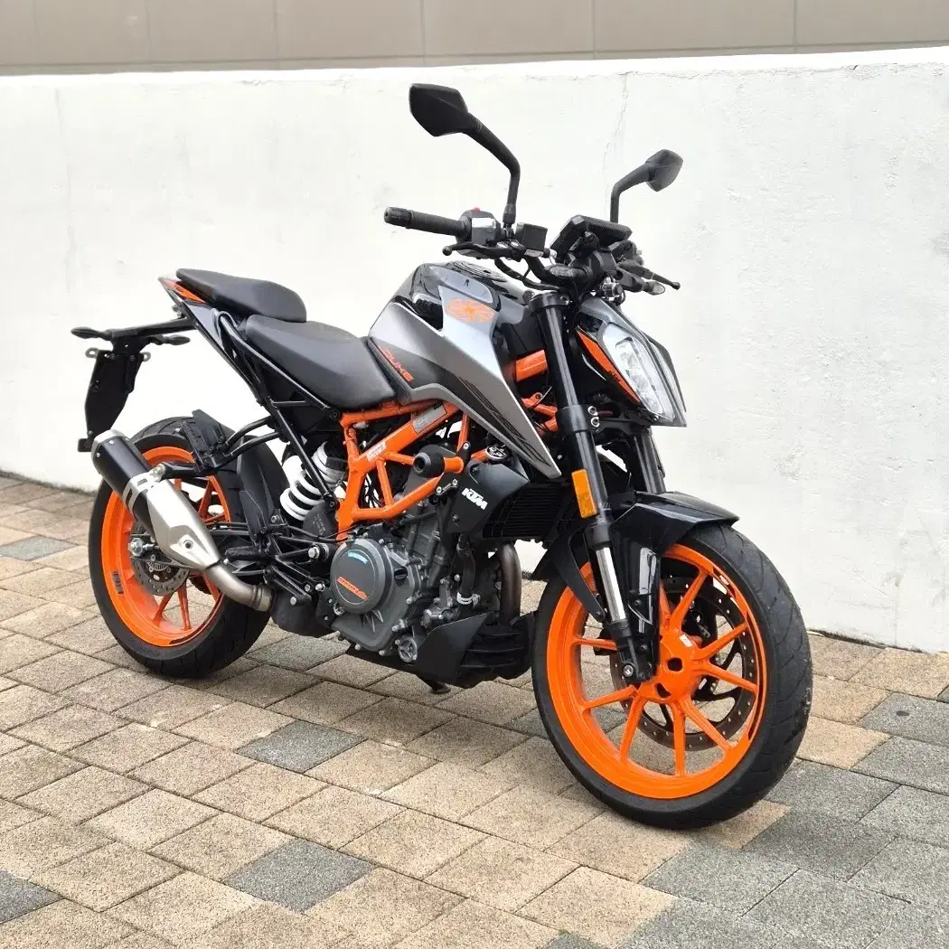 2022년식 신형 KTM 듀크390 ABS 판매합니다.