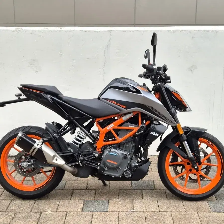 2022년식 신형 KTM 듀크390 ABS 판매합니다.