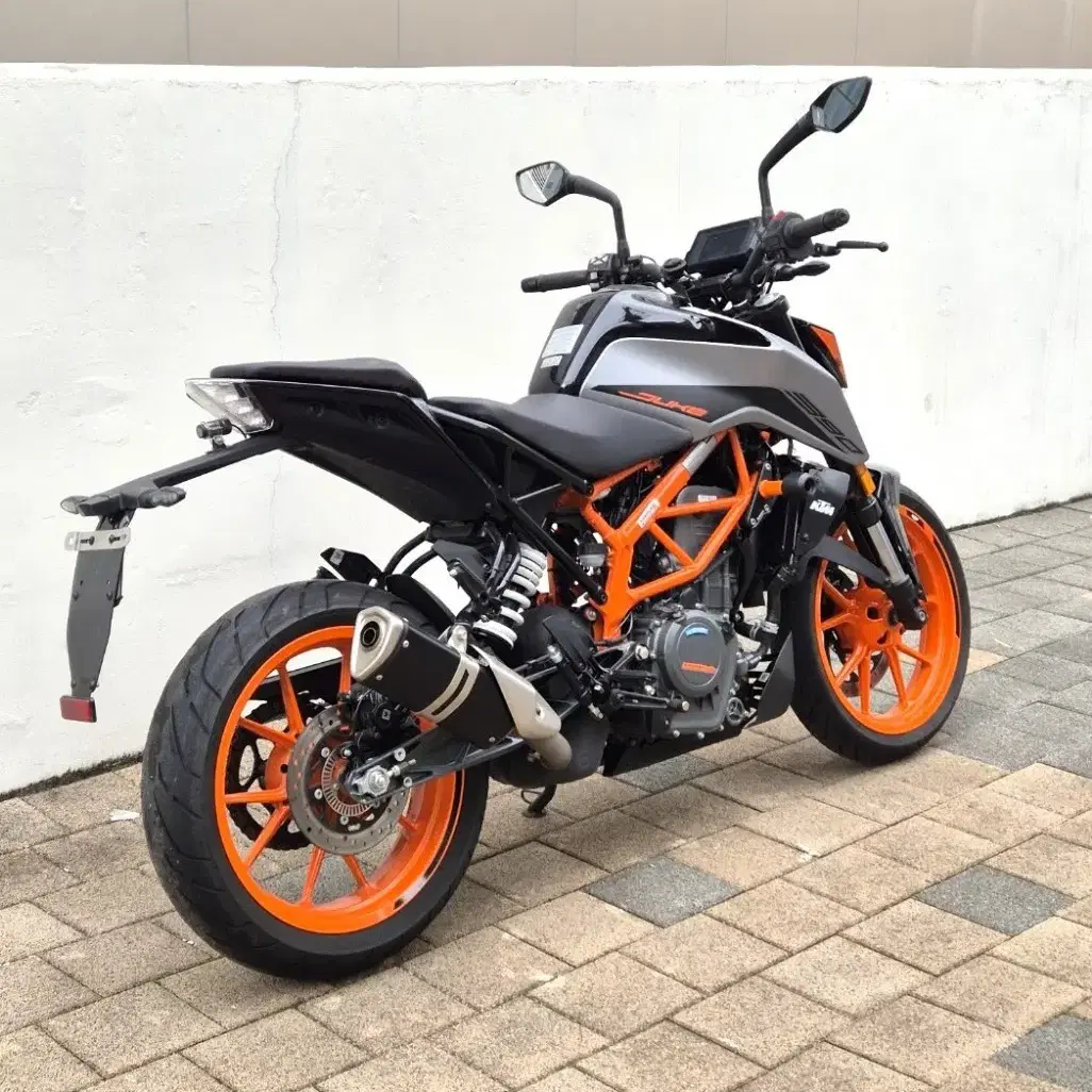 2022년식 신형 KTM 듀크390 ABS 판매합니다.