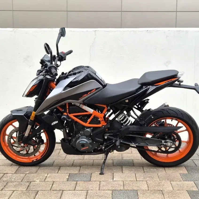 2022년식 신형 KTM 듀크390 ABS 판매합니다.