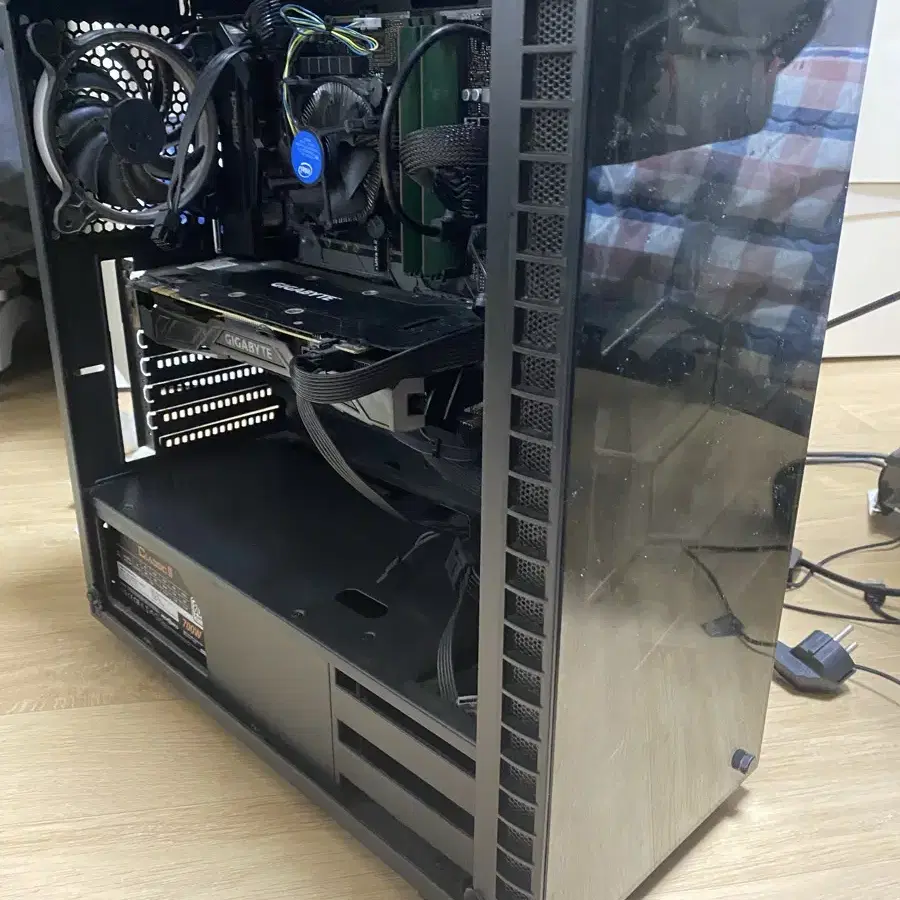 게이밍 컴퓨터 I5 8400/gtx 1070ti 팝니다.