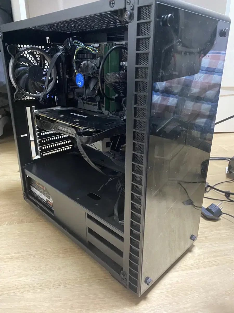 게이밍 컴퓨터 I5 8400/gtx 1070ti 팝니다.