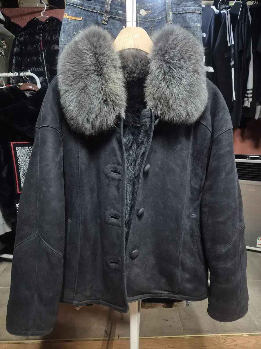 Natural sheep's wool.Sheepskin jacket