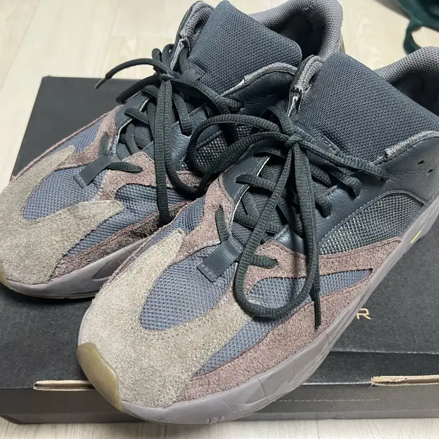 Yeezy 700 mauve 300