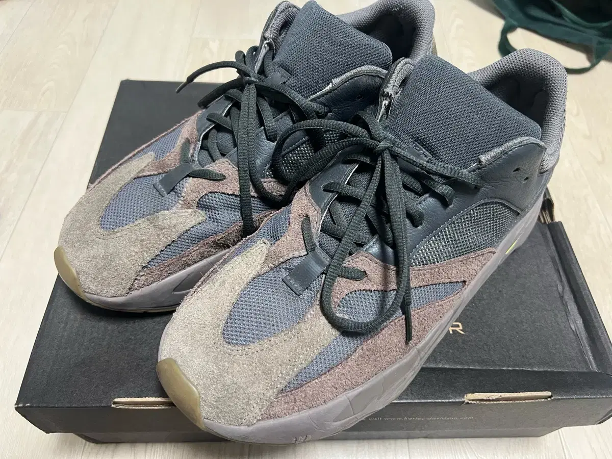 Yeezy 700 mauve 300