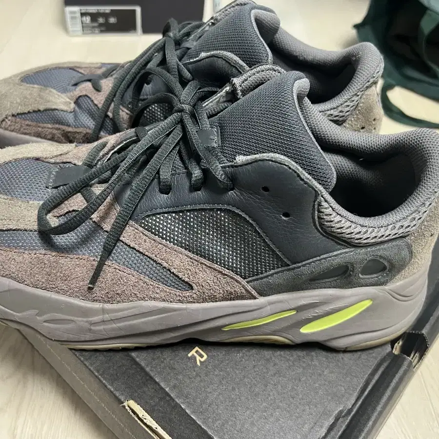 Yeezy 700 mauve 300