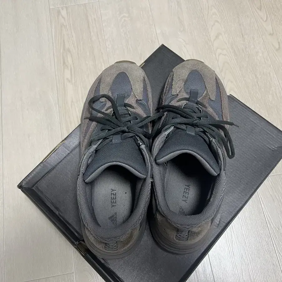 Yeezy 700 mauve 300