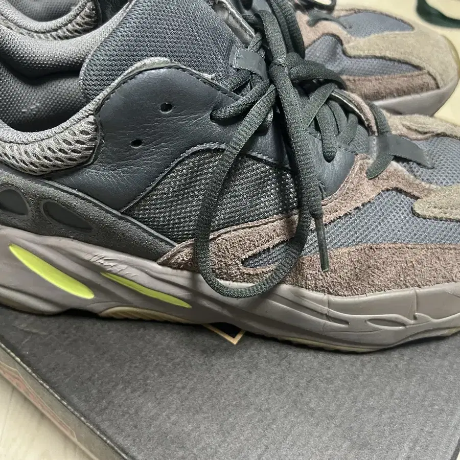 Yeezy 700 mauve 300