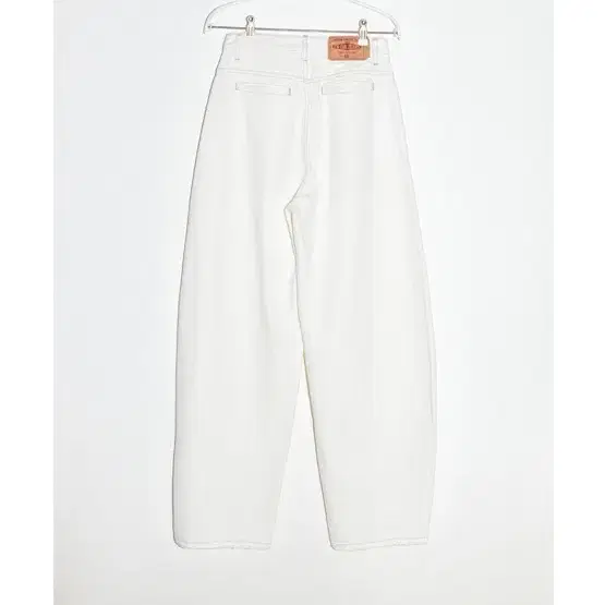 엔오르 커브드 진 화이트 En or curved denim pants