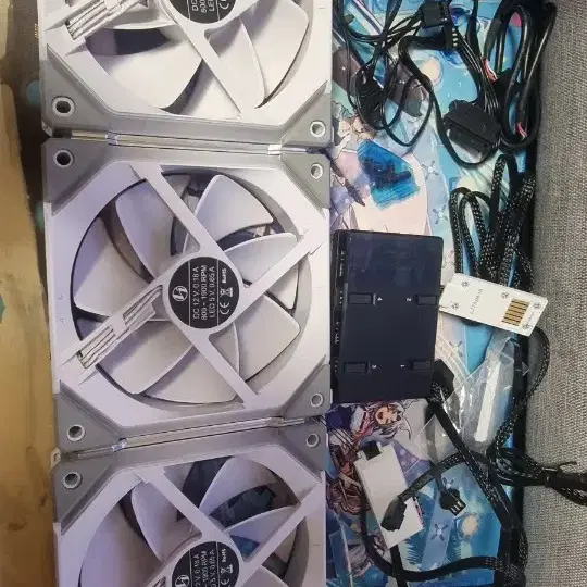 리안리 FAN SL120 RGB 화이트 4개 팔아요 컨트롤러 포함