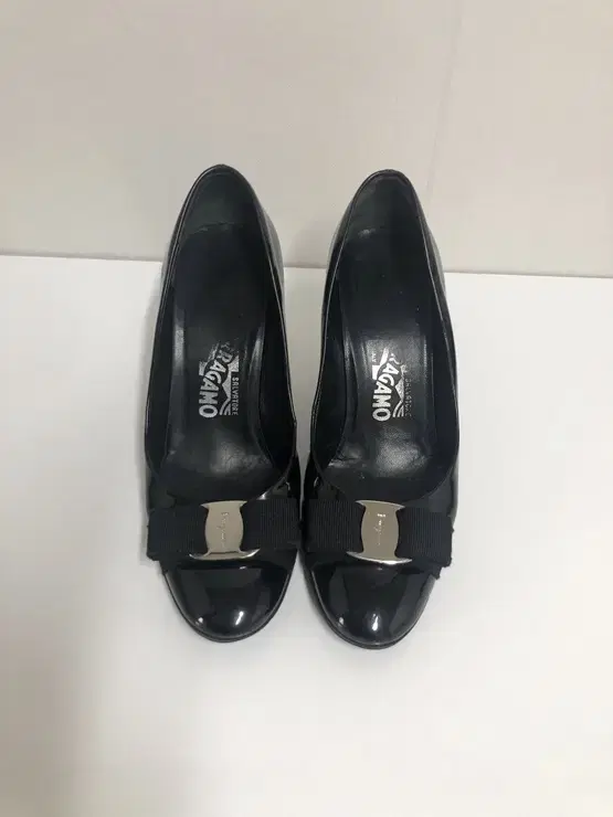 (size 230) Ferragamo Genuine Carla Shoes